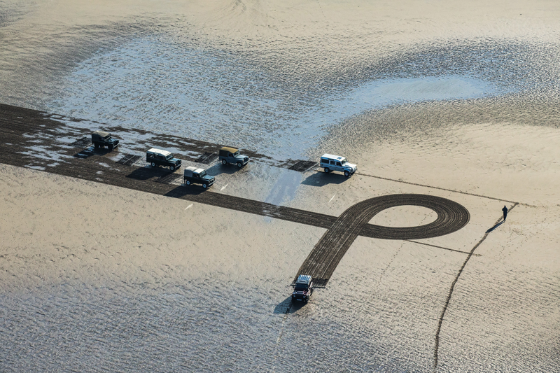 Illustration for article titled A Gigantic Sand Drawing Is How Land Rover Said Farewell To The Defender